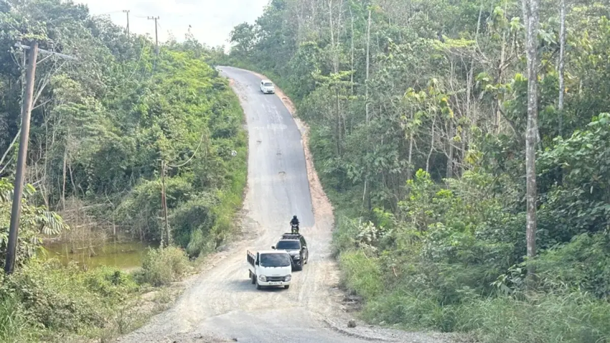 Kendaraan yang melintas di kawasan Gunung Kasiran terpaksa bergantian.