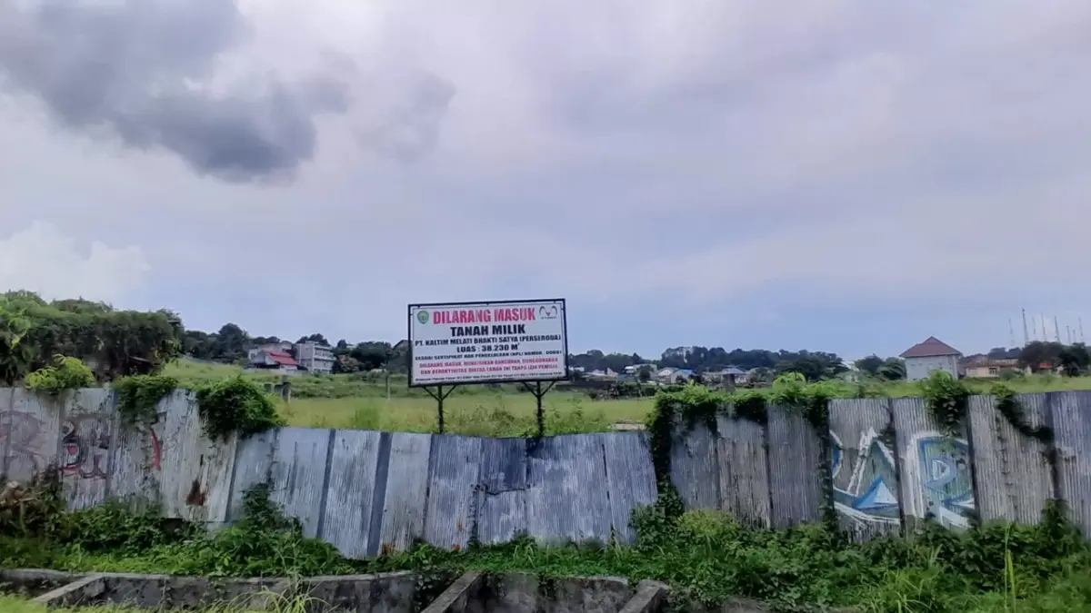 Lahan eks Puskib yang terletak di kawasan Jalan Ahmad Yani Balikpapan masih belum dimanfaatkan apapun, Kamis (2/4/2026). (ARIF FADILLAH/ Balikpapan Pos)