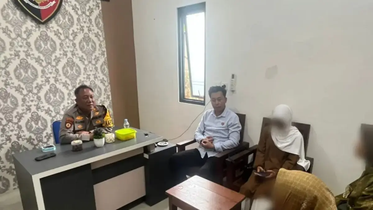 MEDIASI: Kapolsek Sambaliung AKP Ridwan Lubis, melakukan pendekatan secara humanis, untuk mendamaikan I dan kedua orangtuanya, di Kantor Mapolsek Sambaliung.