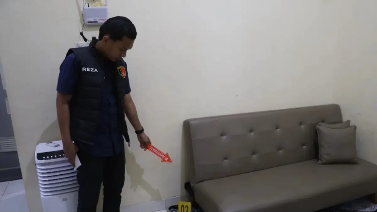 OLAH TKP : Pihak kepolisian melakukan olah TKP di lokasi terjadi aksi pencurian perhiasan emas.  SATRESKRIM POLRES TARAKAN 


