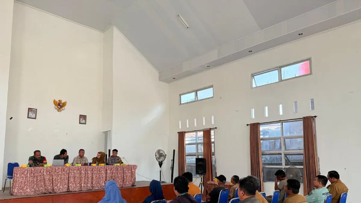 Suasana penyampaian nilai kompensasi dan musyawarah warga terkait lahan tapak tower SUTT 150 kV Muara Wahau – Sangatta di Kelurahan Teluk Lingga, Kutai Timur.
