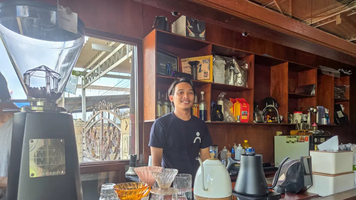 Ahmad Fajri di kedai kopinya, Coffee Stand yang terletak di Jalan Jenderal Sudirman, Tenggarong (Elmo/Prokal.co)
