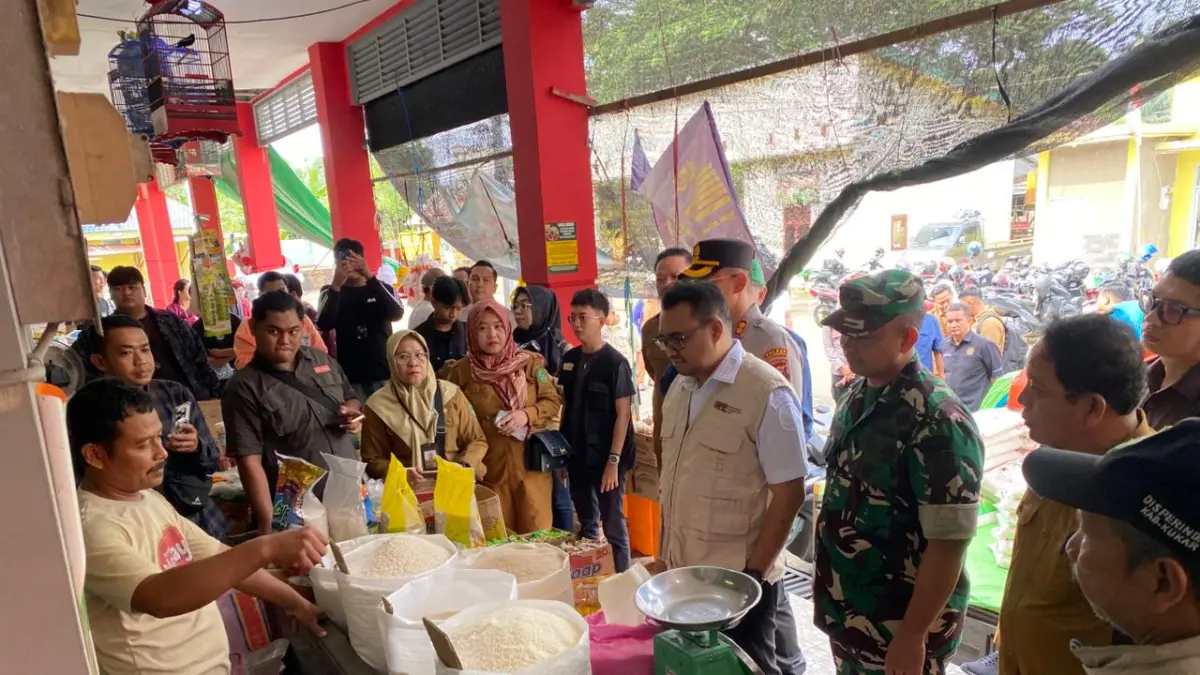 Bupati Kukar Aulia Rahman Basri saat mengunjungi Pasar Mangkurawang sebelum Idulfitri 1447 Hijriah lalu (Istimewa)