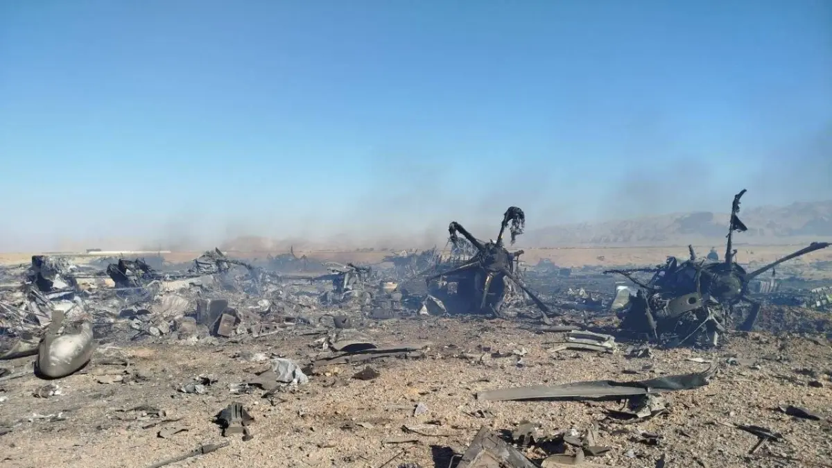 Puing pesawat angkut C130 Hercules yang hancur di wilayah Iran dalam operasi penyelamatan pilot AS yang pesawatnya ditembak jatuh. AS mengklaim sengaja menghancurkan agar tak jatuh ke tangan musuh.