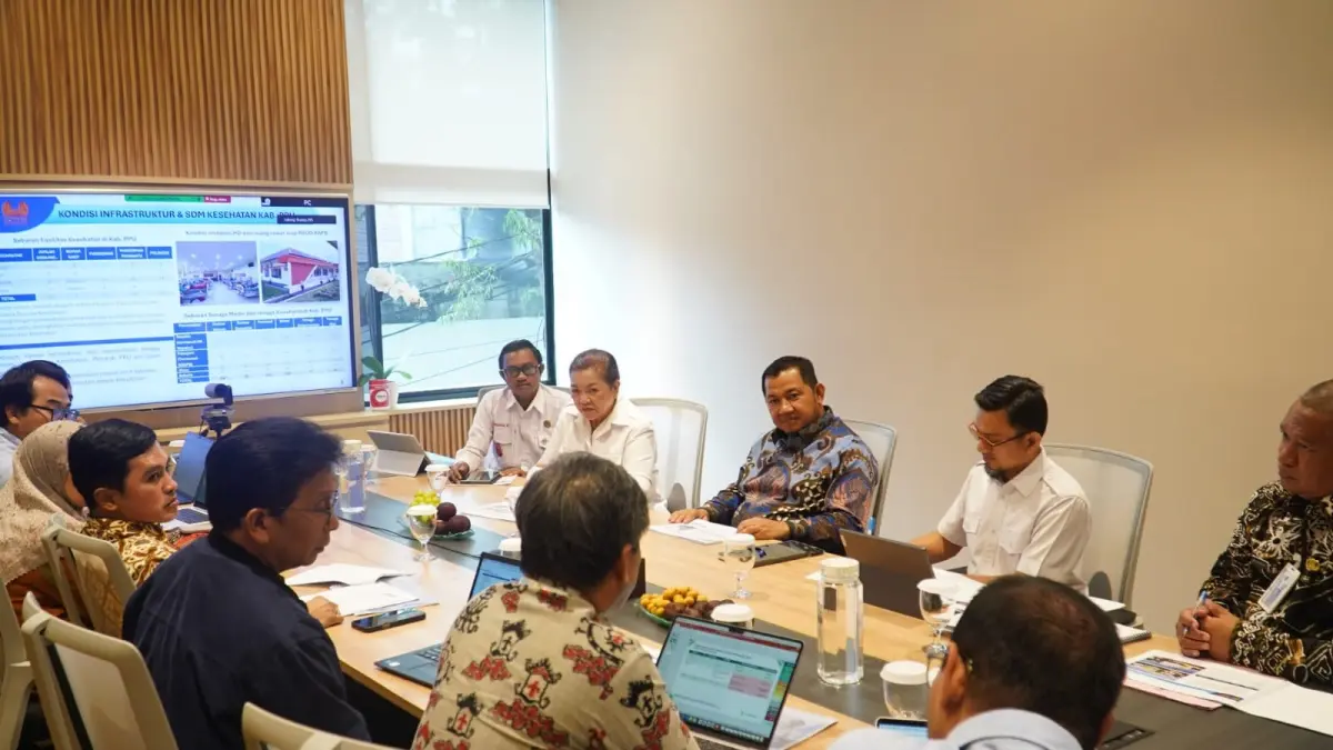 BAHAS: Lukasiwan Eddy Saputro (kiri, hadap kamera) mendampingi Mudyat Noor (tengah) di Gedung Adhyatma, Kemenkes RI, Oktober 2025. ISTIMEWA