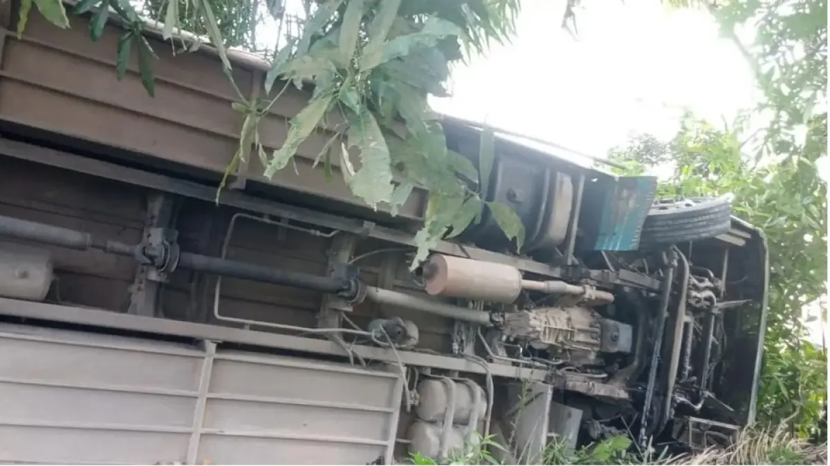 Bus Damri rute Sintang-Pontianak terbalik setelah mengalami rem blong di turunan jalur Penyeladi Kabupaten Sanggau pada Minggu (5/4). ISTIMEWA

