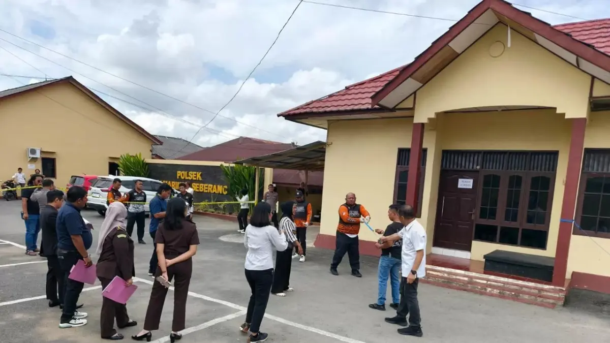 Tersangka memperagakan adegan penikaman dalam kasus tewasnya seorang pria di Samarinda Seberang, Senin (6/4/2026). (ist)