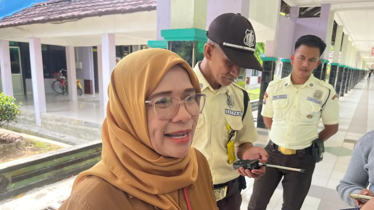  Wakil Direktur Penunjang RSUD AWS, dr. Mazniati memberikan keterangan kepada awak media.