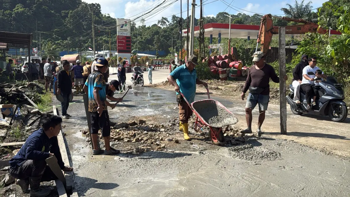 Gotong royong warga Desa Loa Kulu Kota memperbaiki jalan rusak (Istimewa)