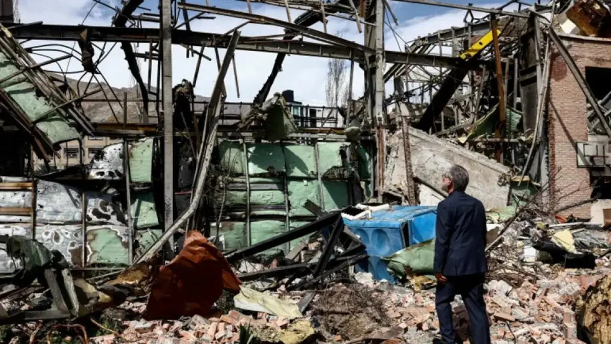 Menteri Sains Iran Hossein Simaee Sarraf memeriksa kerusakan di gedung penelitian Universitas Shahid Beheshti, yang rusak akibat serangan AS-Israel pada 4 April 2026. (Majid Asgaripour/Wana via Reuters)