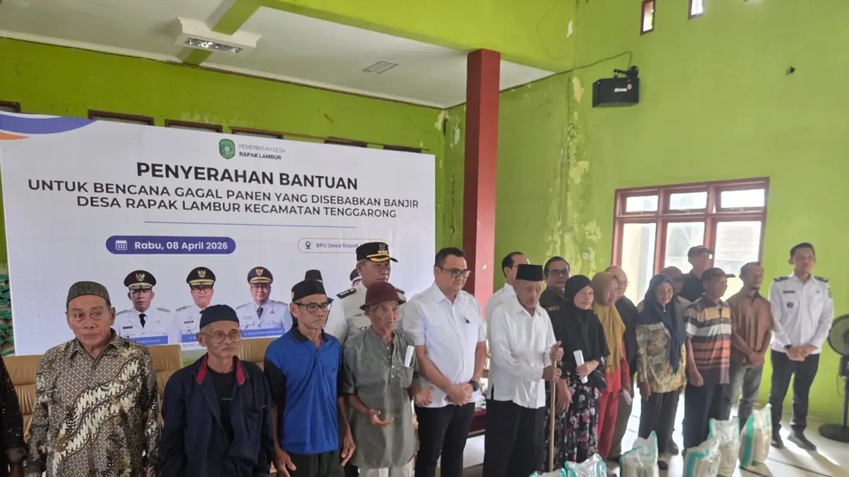 Bupati Kukar Aulia Rahman Basri menyerahkan bantuan beras terhadap petani Desa Rapak Lambur (Elmo/Prokal.co)