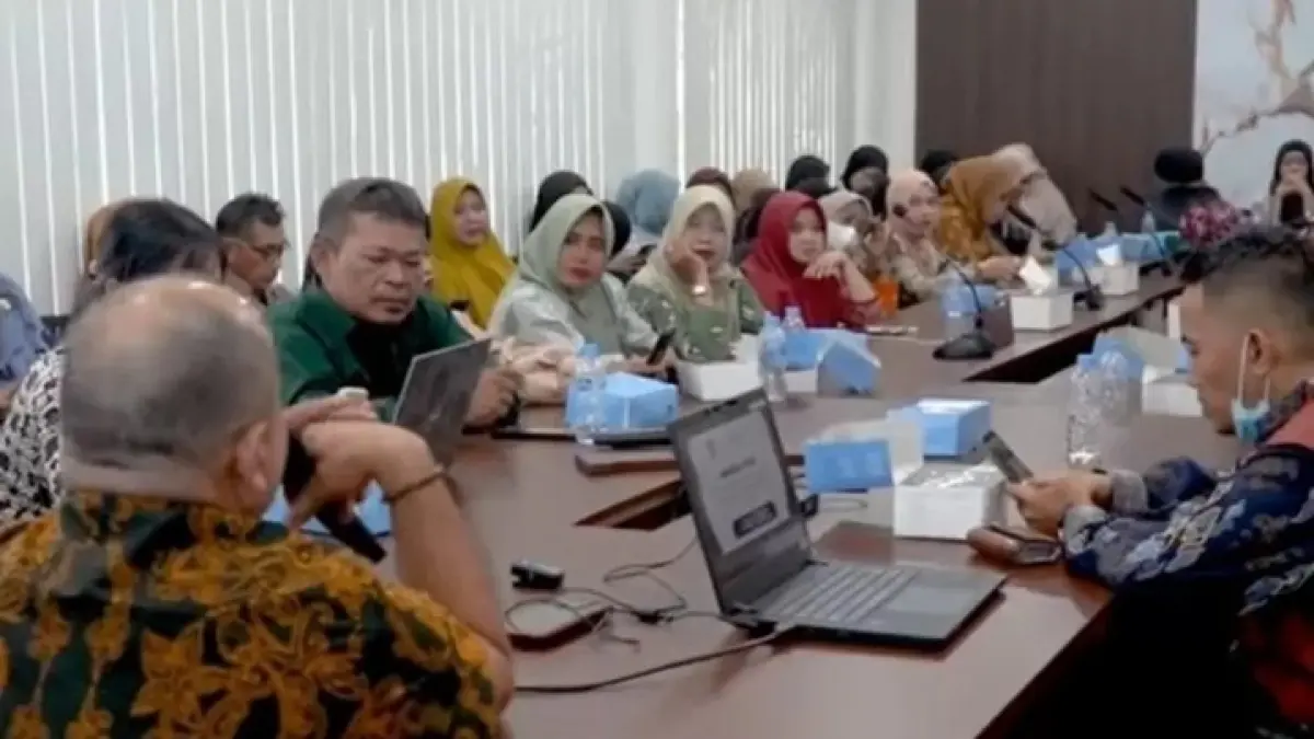 Dinsos Balikpapan kerahkan 48 petugas gabungan untuk verifikasi dan validasi data PBIJK tahap 2. Sebelum turun lapangan, petugas ikuti Bimtek Verval Data PBIJK Tahap 2.