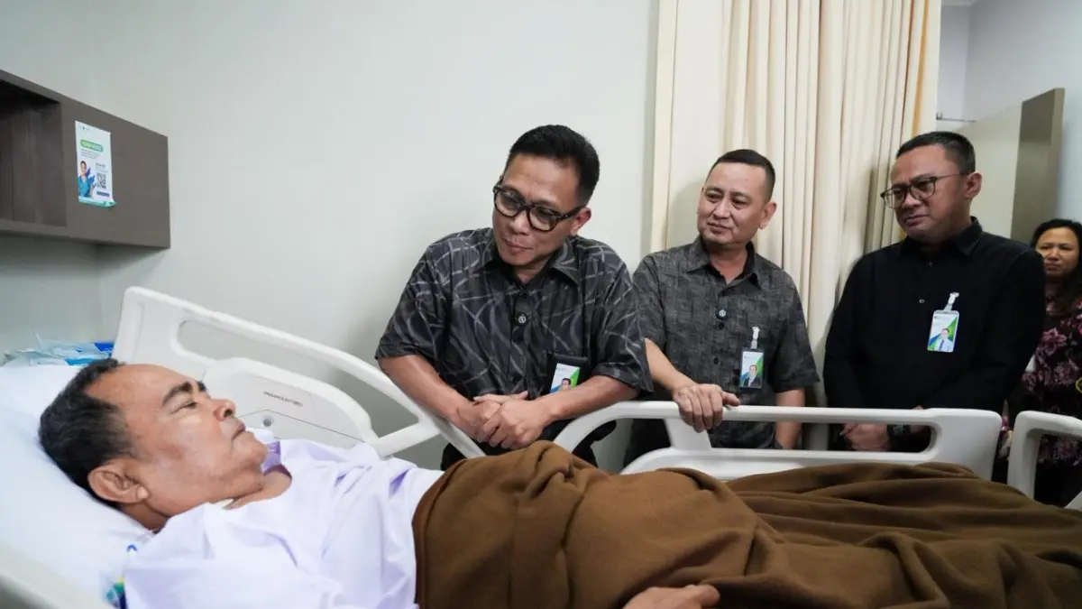 Direktur Utama BPJS Ketenagakerjaan, Saiful Hidayat, mengunjungi dua peserta yang tengah menjalani perawatan di RS EMC Pekayon, Kota Bekasi.