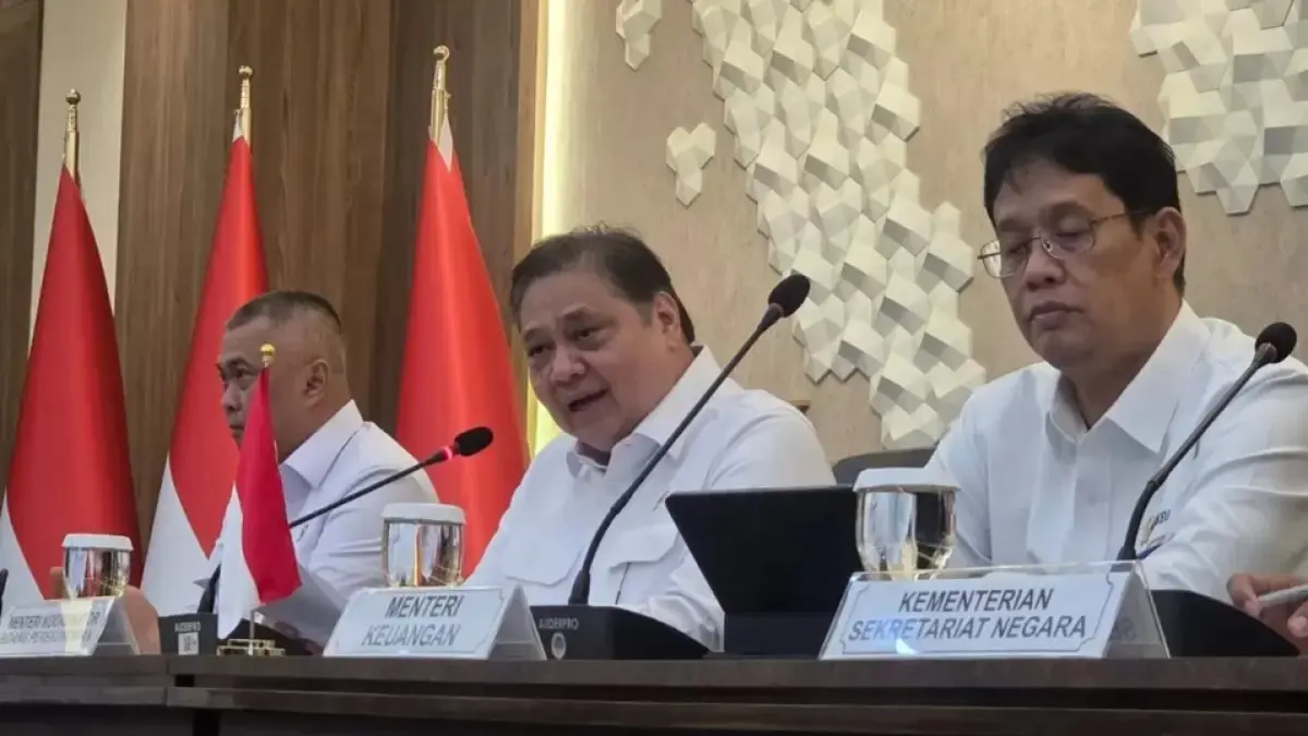 Menteri Koordinator bidang Perekonomian Airlangga Hartarto saat konferensi pers di kantornya, Senin (6/4). (Nurul F/JawaPos.com)