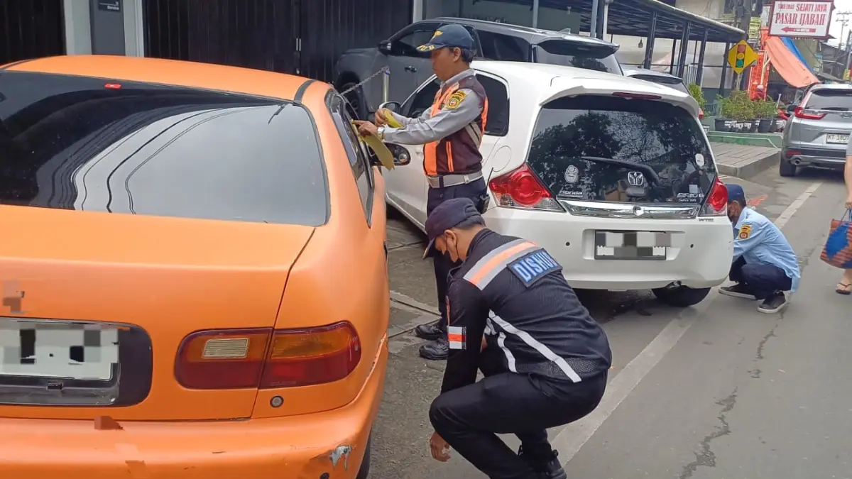 Petugas Dishub Samarinda saat lakukan penertiban.