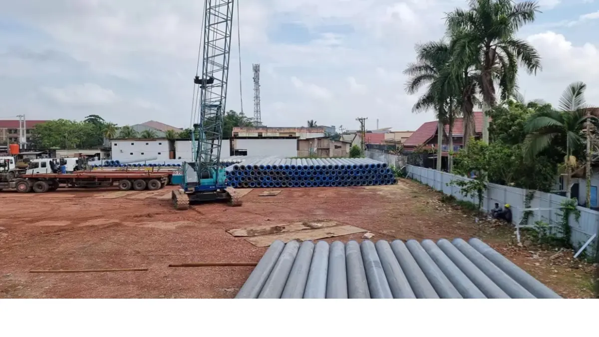 Sejumlah alat berat dan material bangunan berada di lokasi lahan proyek pembangunan hotel di Jalan KH Samanhudi, RT 02, Kelurahan Sungai Pinang Dalam, Kecamatan Sungai Pinang. 