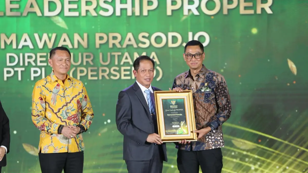 Penyerahan penghargaan Green Leadership PROPER oleh Menteri Lingkungan Hidup/Kepala Badan Pengendalian Lingkungan Hidup, Hanif Faisol Nurofiq (tengah) kepada Direktur Utama PLN, Darmawan Prasodjo (kanan), disaksikan oleh Ketua Komisi XII DPR RI, Bambang Patijaya (kiri) pada ajang Anugerah Lingkungan PROPER 2025 di Jakarta, Selasa (7/4).