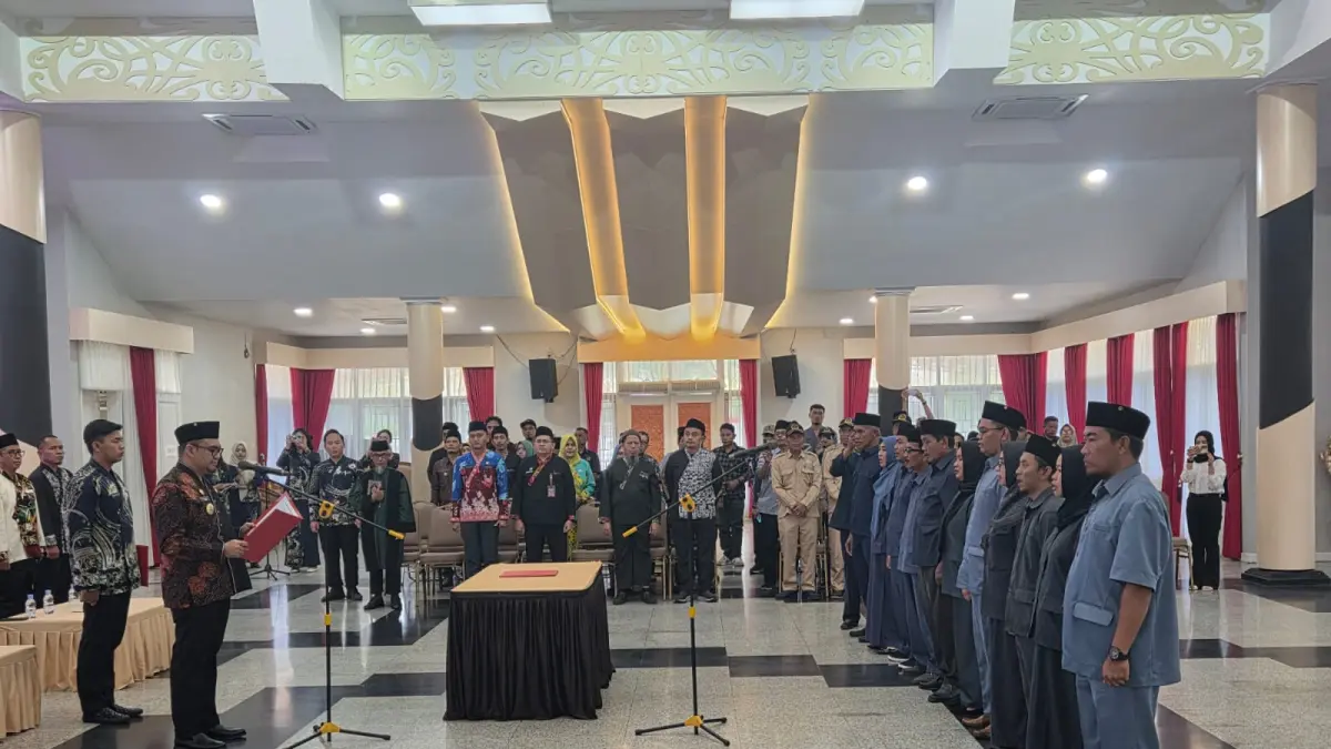 &nbsp;Bupati Kukar Aulia Rahman Basri melantik Pj Kepala Desa Jonggon Desa (Elmo/Prokal.co)