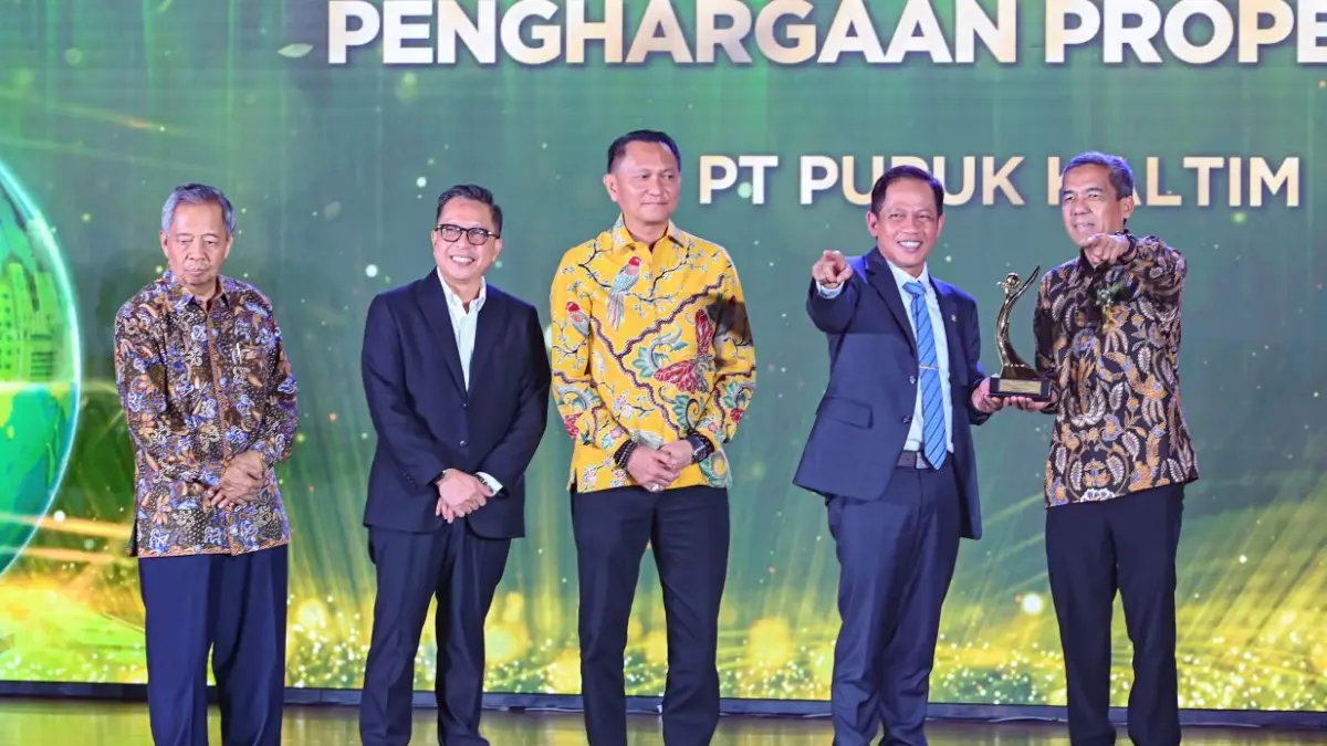 Penghargaan diberikan langsung oleh Menteri Lingkungan Hidup, Hanif Faisol&nbsp;Nurofiq kepada Direktur Utama Pupuk Kaltim, Gusrizal