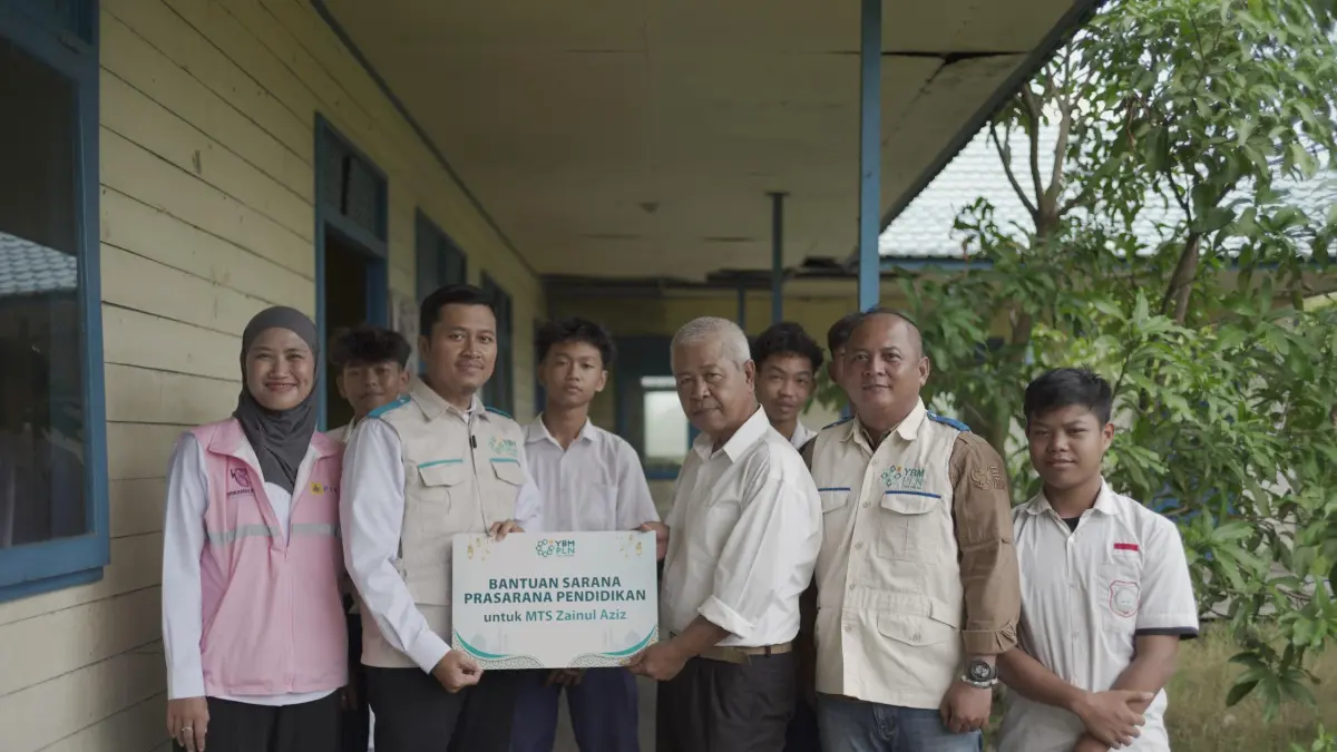 Penyerahan bantuan sarana prasarana pendidikan dari PLN UPT Banjarbaru bersama Srikandi dan YBM PLN kepada MTs Zainul Aziz.
