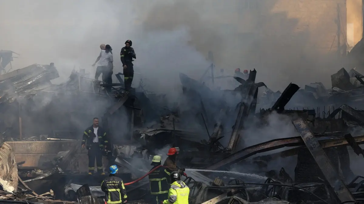 Petugas penyelamat di antara puing bekas serangan Israel di Beirut. (Mohamed Azakir/Reuters)