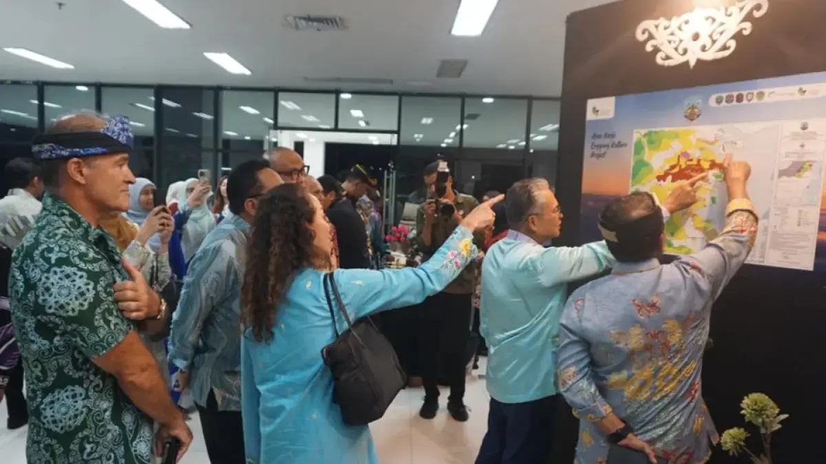 Gubernur Kaltara, Dr. H. Zainal Arifin Paliwang, S.H, M.Hum, menunjukkan gambaran tujuan dari kerja sama ekonomi biru kepada delegasi Pemerintah Negeri Sabah. 