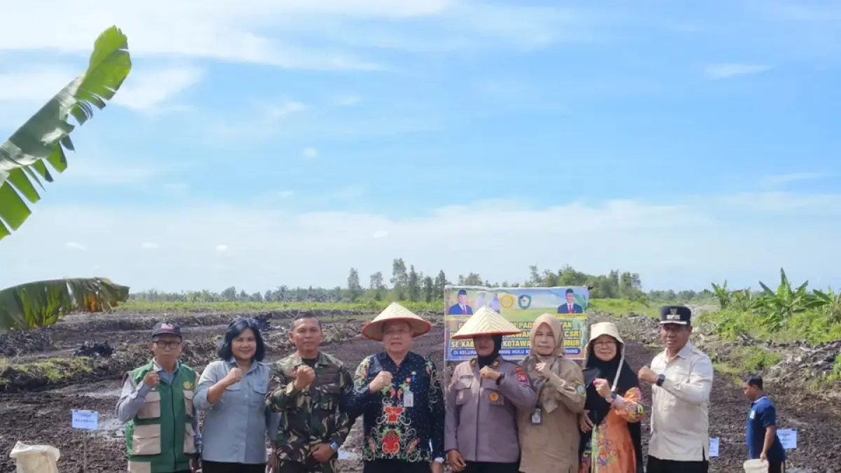 Sekretaris DPKP Kotim, Permata Fitri saat menghadiri kegiatan gerakan tanam padi serentak di lahan cetak sawah rakyat di Kelurahan Baamang Hulu, Kecamatan Baamang, Kamis (9/4). (Akbar/Radar Sampit)