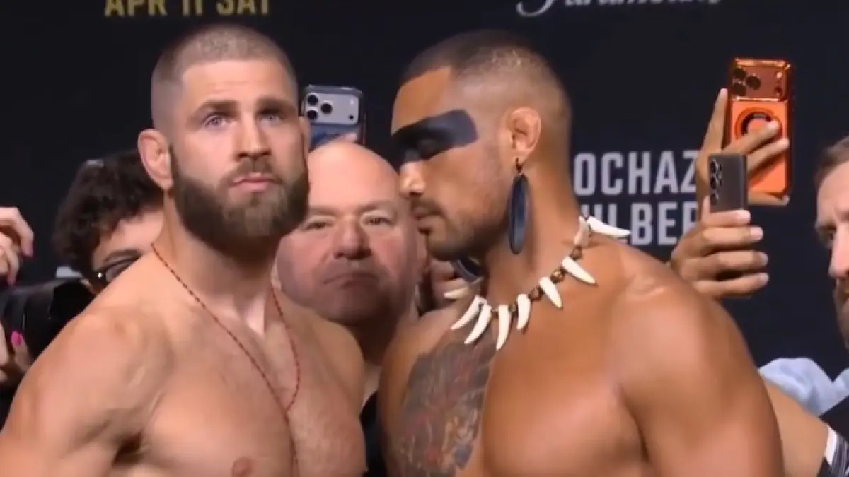 Jiří Procházka (kiri) dan Carlos Ulberg dalam sesi face off pada UFC 327. (Photo by Ed Mulholland/Zuffa LLC)