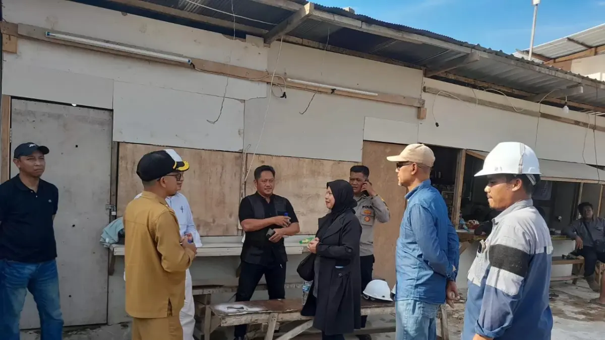 Lurah Sungai Pinang Dalam bersama ketua RT 02 dan warga saat mendatangi lokasi proyek Hotel JW Marriott di Jalan KH Samanhudi, Kelurahan Sungai Pinang Dalam, Sungai Pinang. 