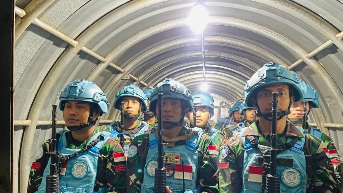 Pasukan Penjaga Perdamaian Indonesia yang tergabung dalam UNIFIL memberi penghormatan kepada rekannya yang gugur.