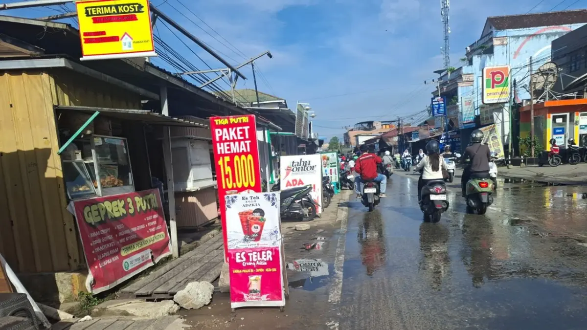 Spanduk dagangan yang diletakkan di bahu Jalan Pramuka juga menjadi biang macet di kawasan tersebut.