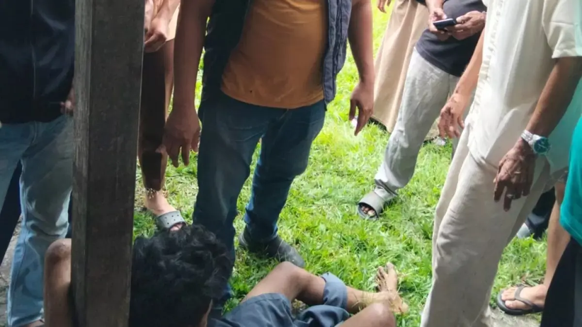 Terduga pelaku diikat warga.