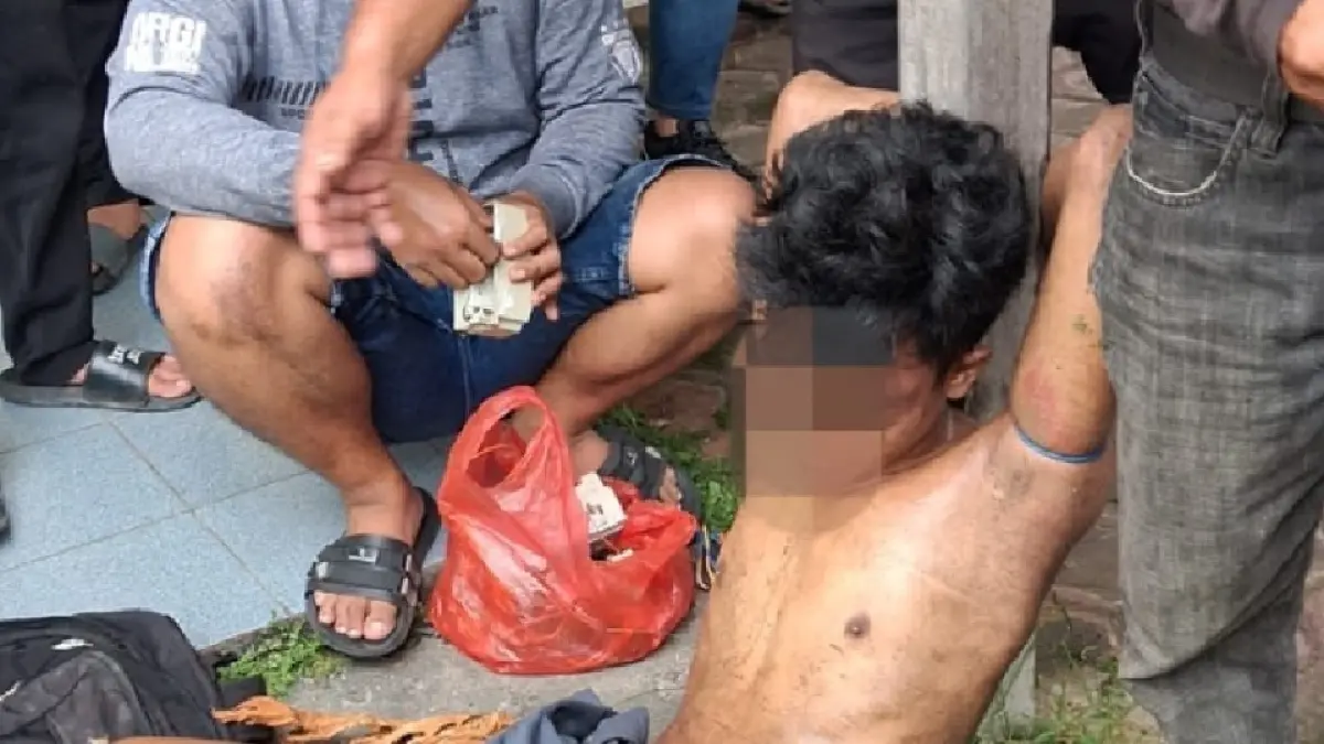 Tersangka diikat oleh warga.