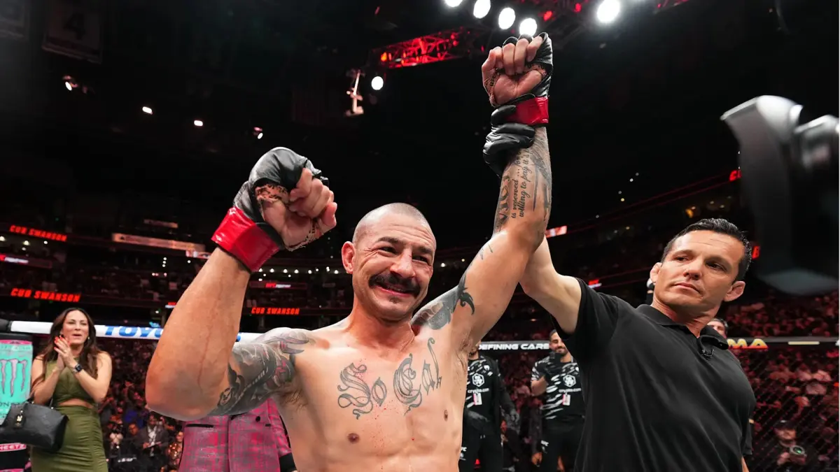 Cub Swanson usai mengalahkan Billy Quarantillo. Cub putuskan untuk pensiun. 
