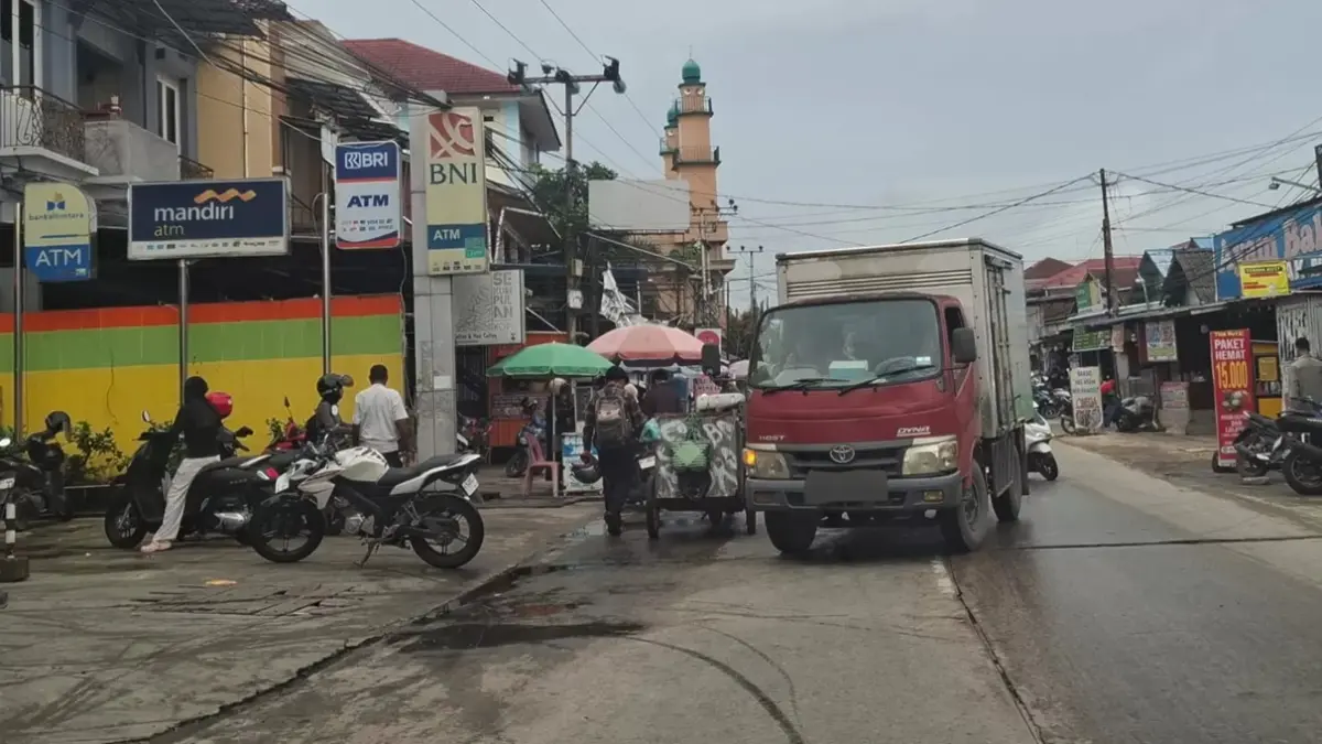 Demi menjaga kelancaran lalu lintas, aktivitas bongkar muat diatur sebaik mungkin agar tak menganggu lalu lintas di Jalan Pramuka dan sekitarnya.