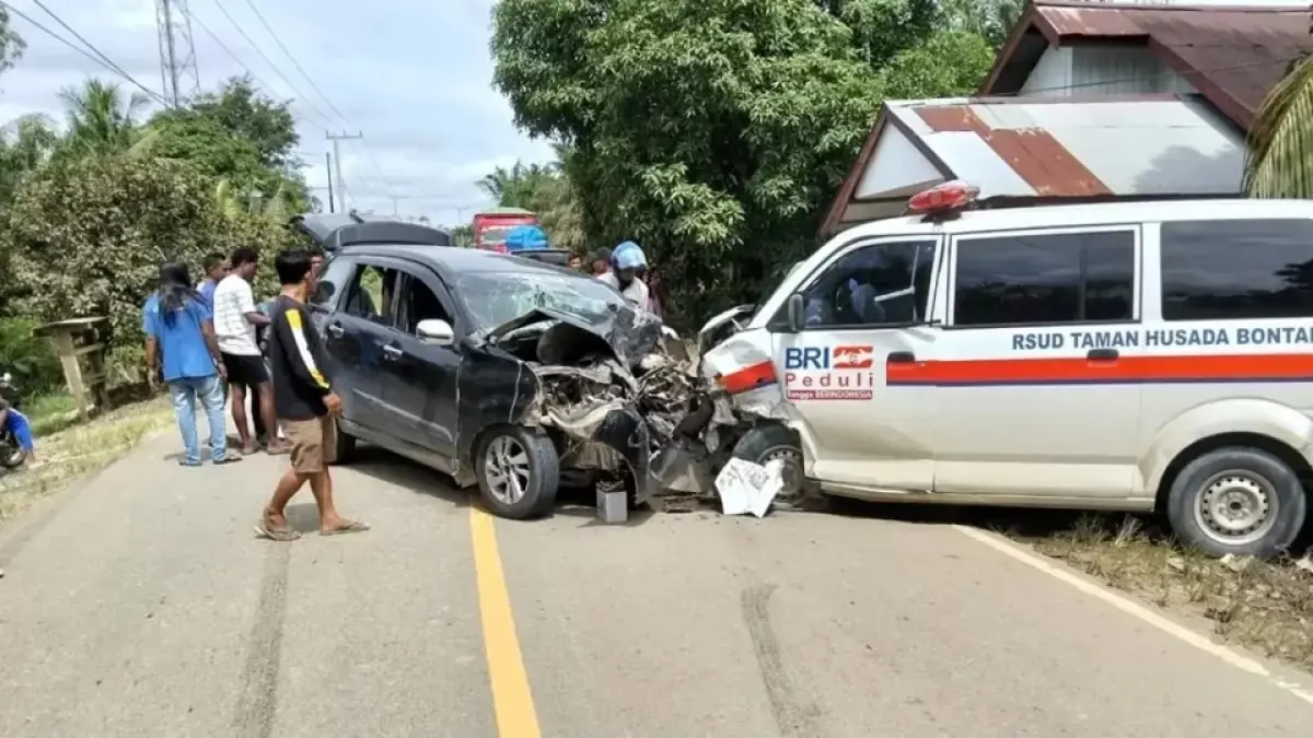  Dua kendaraan terlibat tabrakan di ruas jalan poros Bengalon–Muara Wahau Km 102, Jumat (10/4/2026). (Ist)