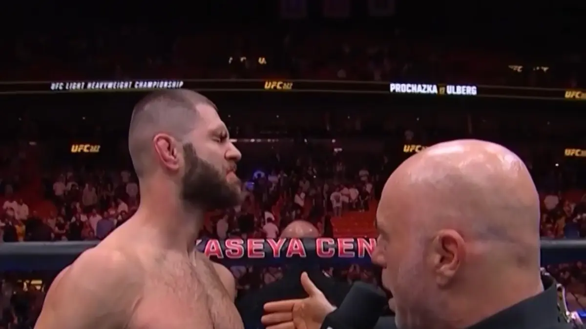 Jiri diwawancarai Joe Rogan usai pertarungan.