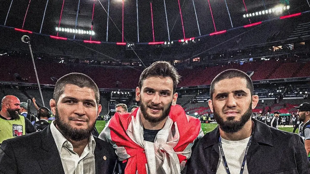 Khabib Nurmagomedov, Khvicha Kvaratskhelia dan Islam Makhachev. Sepatu pemberian Kvaratskhelia ikut raib dicuri di Italia.