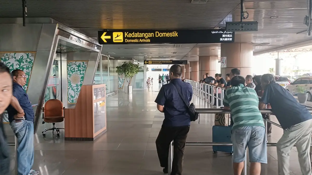 Para keluarga penumpang menunggu kedatangan pesawat Super Air Jet dengan nomor penerbangan IU-682 rute Jakarta–Pontianak di Bandara Supadio, Selasa (10/6) pagi.