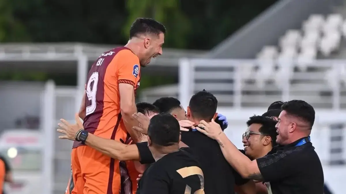 Para pemain dan ofisial Pesut Etam merayakan pesta gol dalam kemenangan atas PSBS Biak 5-1.