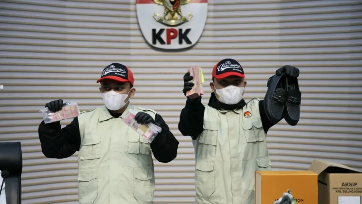 Petugas menunjukan barang bukti terkait dengan OTT Bupati Tulungagung Gatut Sunu Wibowo di Gedung Merah Putih, KPK, Sabtu malam, (11/4/2026). (Dery Ridwansah/ JawaPos.com)