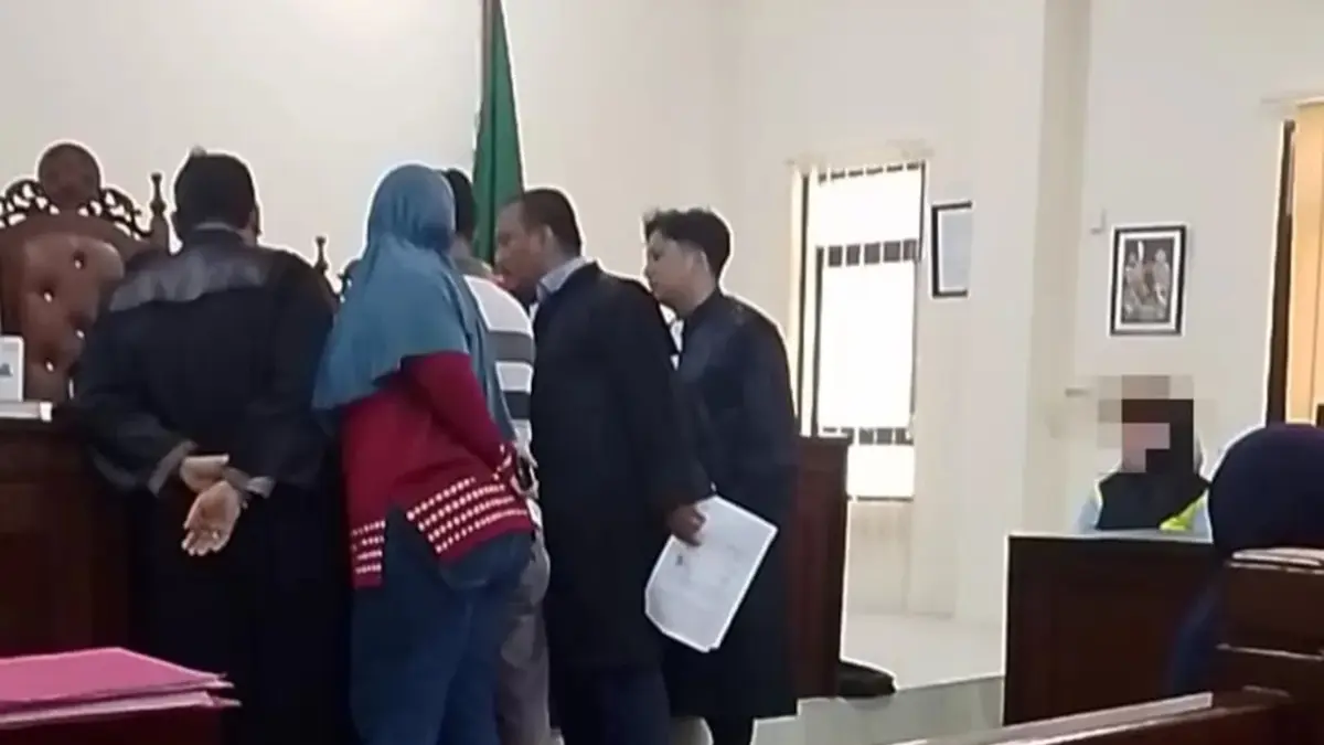 BUKA BUKTI: Keluarga almarhum RH menunjukkan kepada hakim tentang rekam koordinat terakhir HP RH yang menjadi korban pembunuhan oleh SM. (MOESO/BALPOS)