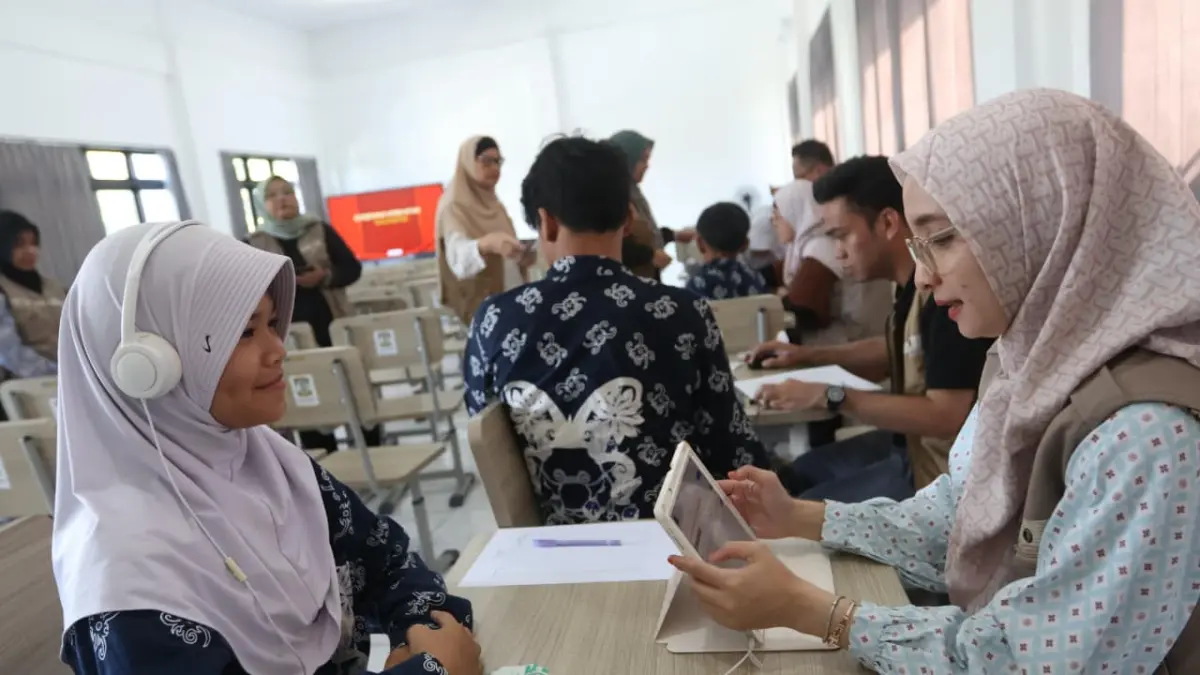 JADI PERHATIAN: Siswa SMP 27 Kota Balikpapan, Provinsi Kaltim, sedang mengikuti skrining kesehatan pendengaran.  ANGGI PRADITHA/KALTIM POST