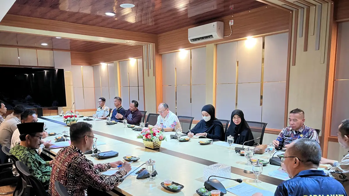 NAIK: Sejumlah pihak terkait di pemerintahan daerah saat rapat persiapan keberangkatan haji, Jumat, 10 April 2026. M NAJIB/KALTIM POST
