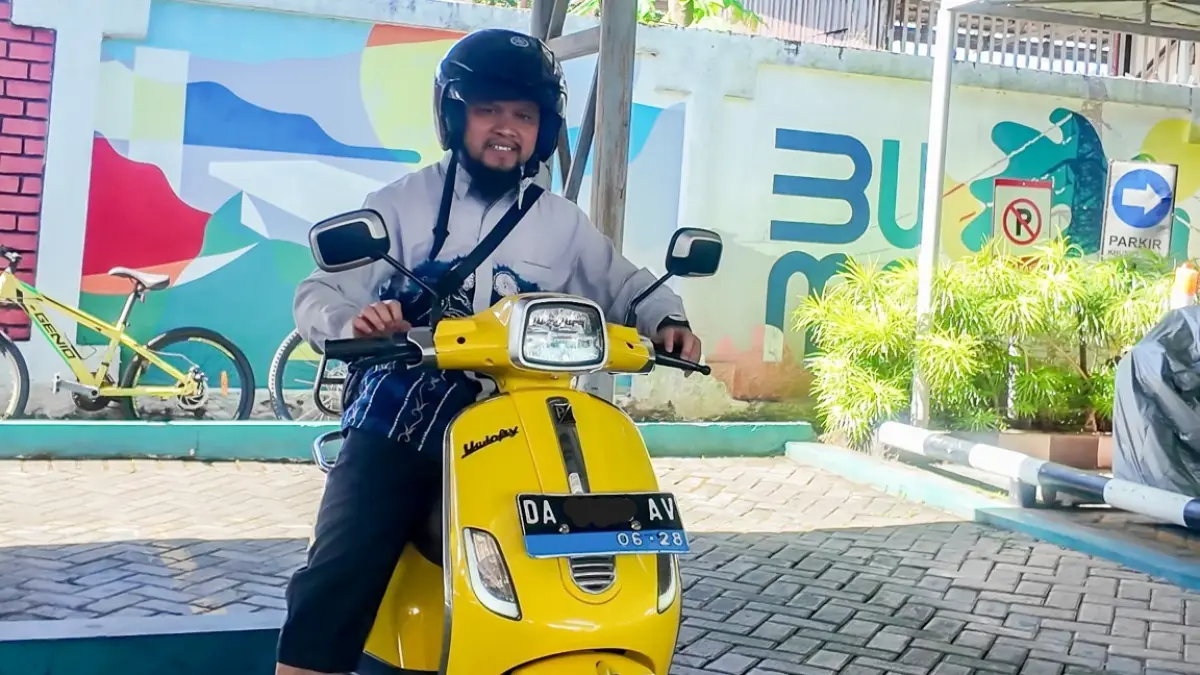 Pegawai PLN UIP3B Kalimantan menggunakan kendaraan listrik saat Clean Energy Day, Jumat (10/4), sebagai upaya nyata pengurangan emisi dan dukungan energi bersih.