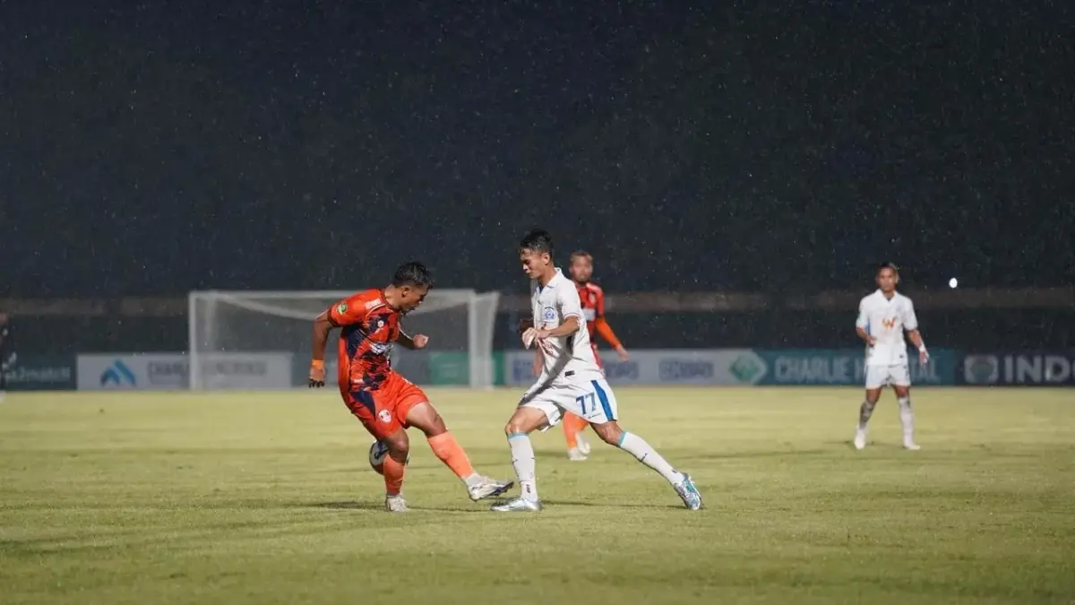 Pemain Persiba Balikpapan berusaha menguasai bola saat menghadapi lawan dalam laga tandang. Meski hasil belum berpihak, skuad Beruang Madu tetap optimistis bangkit di tiga pertandingan tersisa.