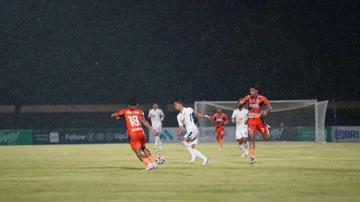 Persiba (putih) menyerah atas tuan rumah Kendal Tornado FC tiga gol tanpa balas pada pertandingan yang berlangsung di Stadion Sriwedari Solo, Ahad (12/4/2026) malam. (Arif Fadillah)