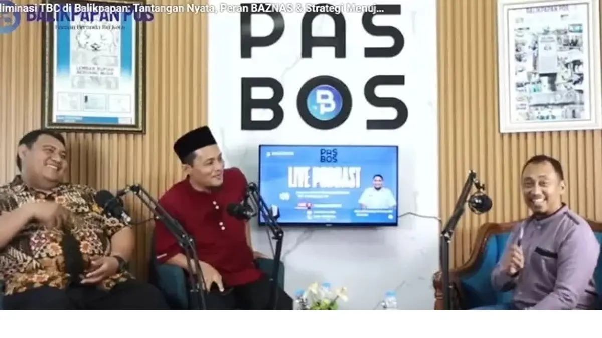 Podcast Balikpapan Pos bersama PKBI Balikpapan dalam rangka Hari Tuberkulosis Sedunia 2026 menghadirkan dr I Dewa Gede Dony Lesmana (batik) dari DKK & Anwar Arifin (tengah) dari BAZNas. (Yudhianto)

