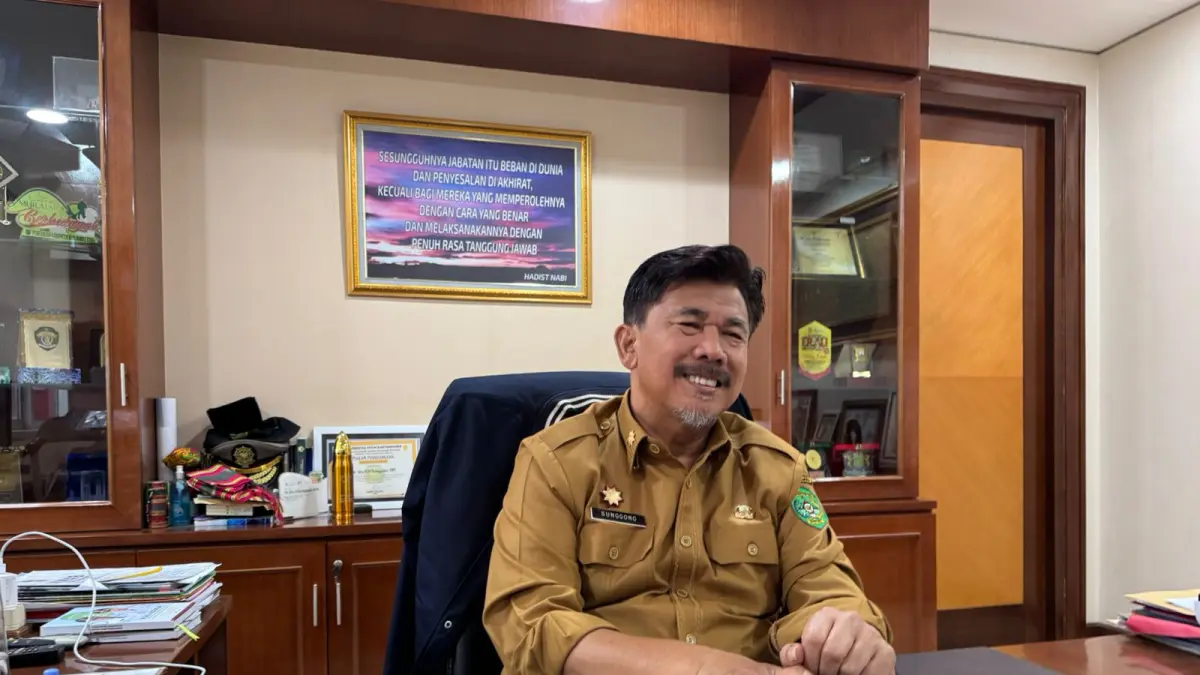 Sekda Kukar, Sunggono saat ditemui di ruang kerjanya (Elmo/Prokal.co)