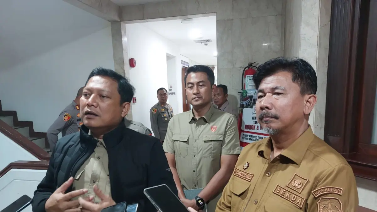 Anggota Pokja Kamtib Satgas PKH Kombes Pol Dharma Nugraha (kiri) dan Sekda Kukar Sunggono (kanan) usai rapat koordinasi penataan wilayah kehutanan (Elmo/Prokal.co)